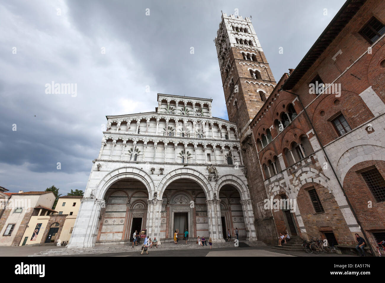 Piazza Antelminelli mit Fassade und Bell Tower von Lucca Kathedrale Duomo di Lucca, Cattedrale Piazza Antelminelli mit Fassade und Bell Tower von Lucca Kathedrale Duomo di Lucca, Cattedrale