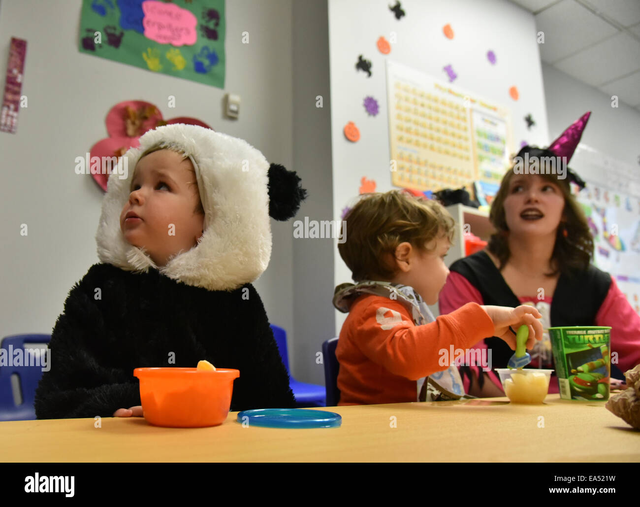 Kinder im Vorschulalter mit ihrem Lehrer verkleidet in ihrem Kindergarten Klassenzimmer an halloween Stockfoto