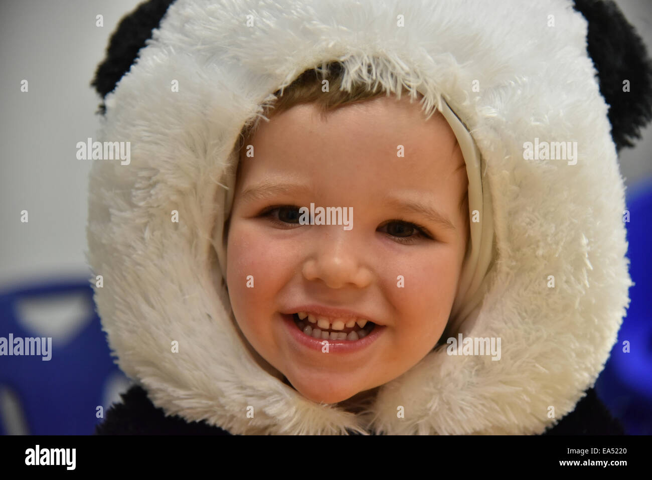 Portrait eines lächelnden jungen in einem Panda Kostüm Stockfoto
