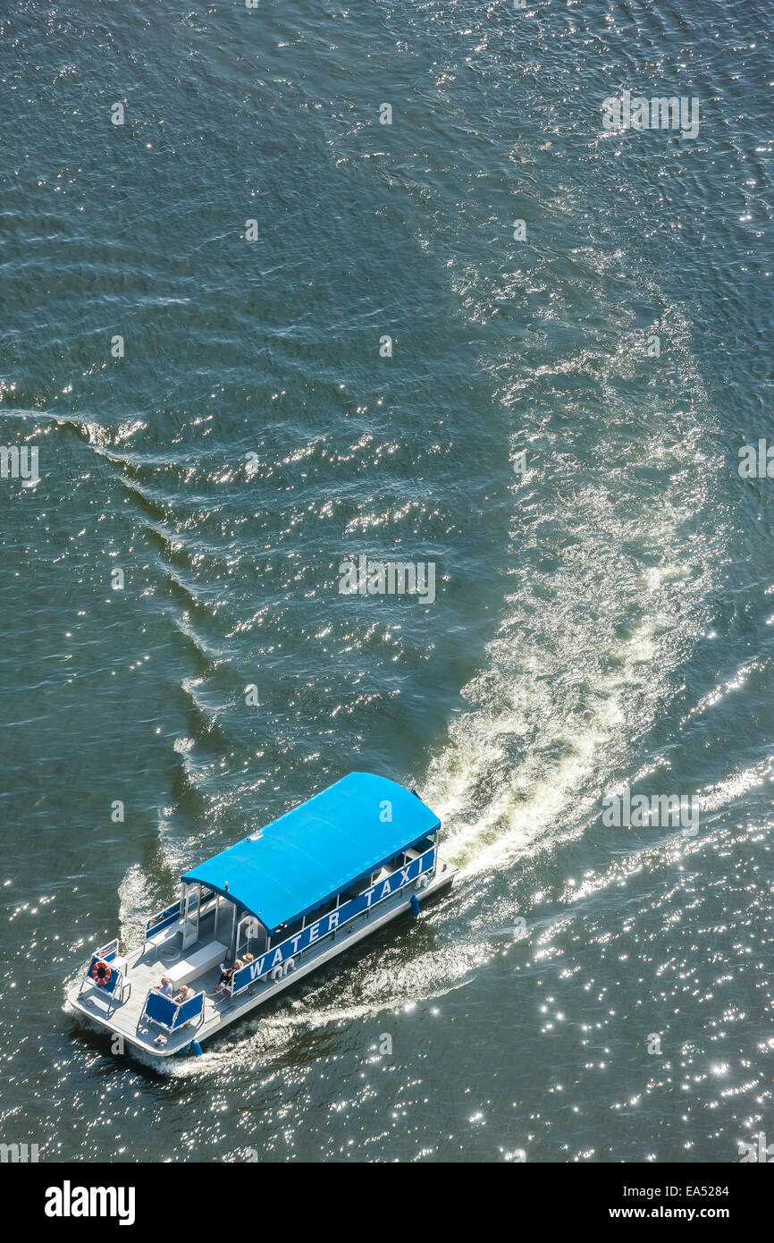 Baltimore Wassertaxi Ponton-Boot von oben in Baltimore Inner Harbor mit Gefolge und Wellen Stockfoto