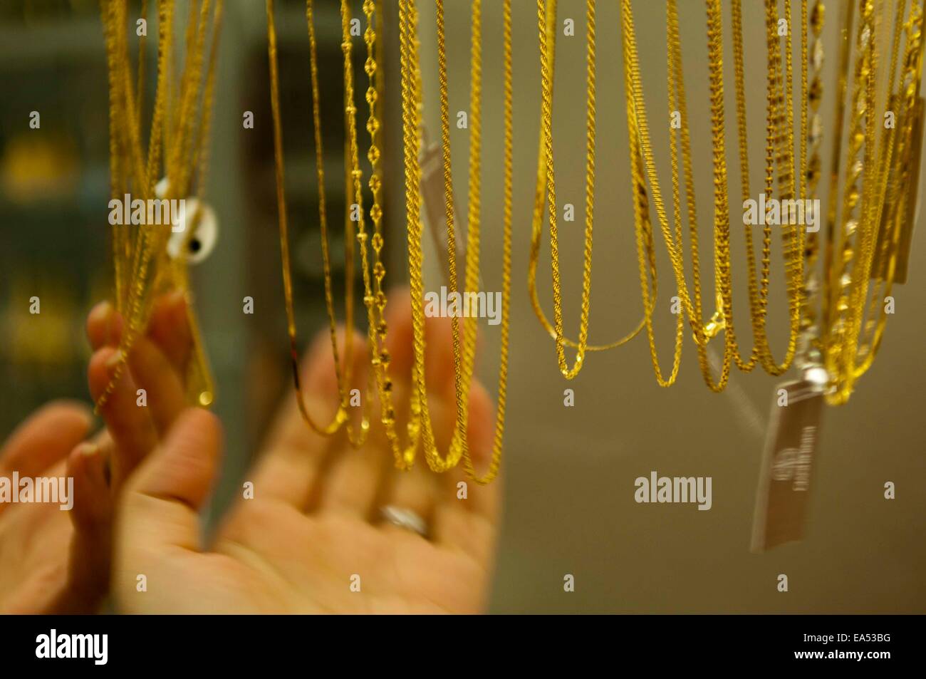 Chicago, USA. 6. November 2011. Menschen wählen Sie Goldschmuck in einem Geschäft in Chicago, USA, 6. November 2011. Gold-Futures an der COMEX-Division der New York Mercantile Exchange fiel am Donnerstag für eine siebte Sitzung Verlust auf einem starken US-Dollars und positive Arbeitsmarktdaten. © He Xianfeng/Xinhua/Alamy Live-Nachrichten Stockfoto