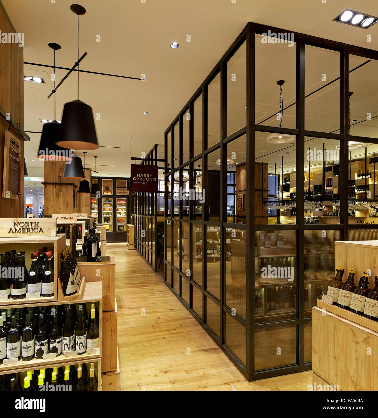 Selfridges Wein-Shop, London, Vereinigtes Königreich. Architekt: Kampagnendesign, 2014. Display-Gang mit Blick in Richtung "Harry Gordons Stockfoto