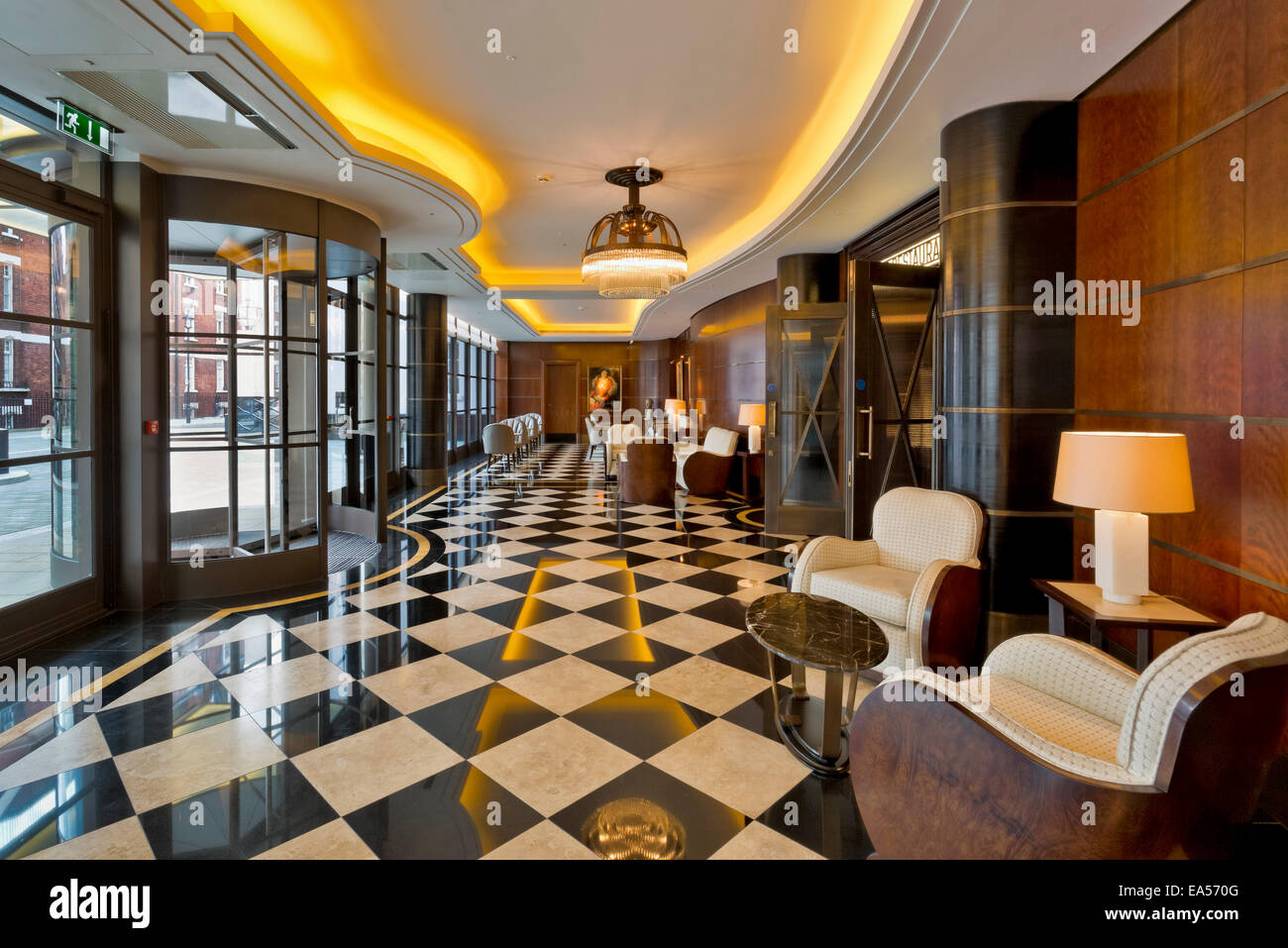 Das Beaumont Hotel, London, Vereinigtes Königreich. Architekt: Reardon Smith Architects Limited, 2014. Eingang-Lobby-Rezeption. Stockfoto