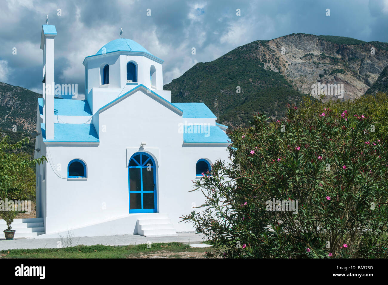 Typischen weiß-blauen griechische Kirche. Stockfoto