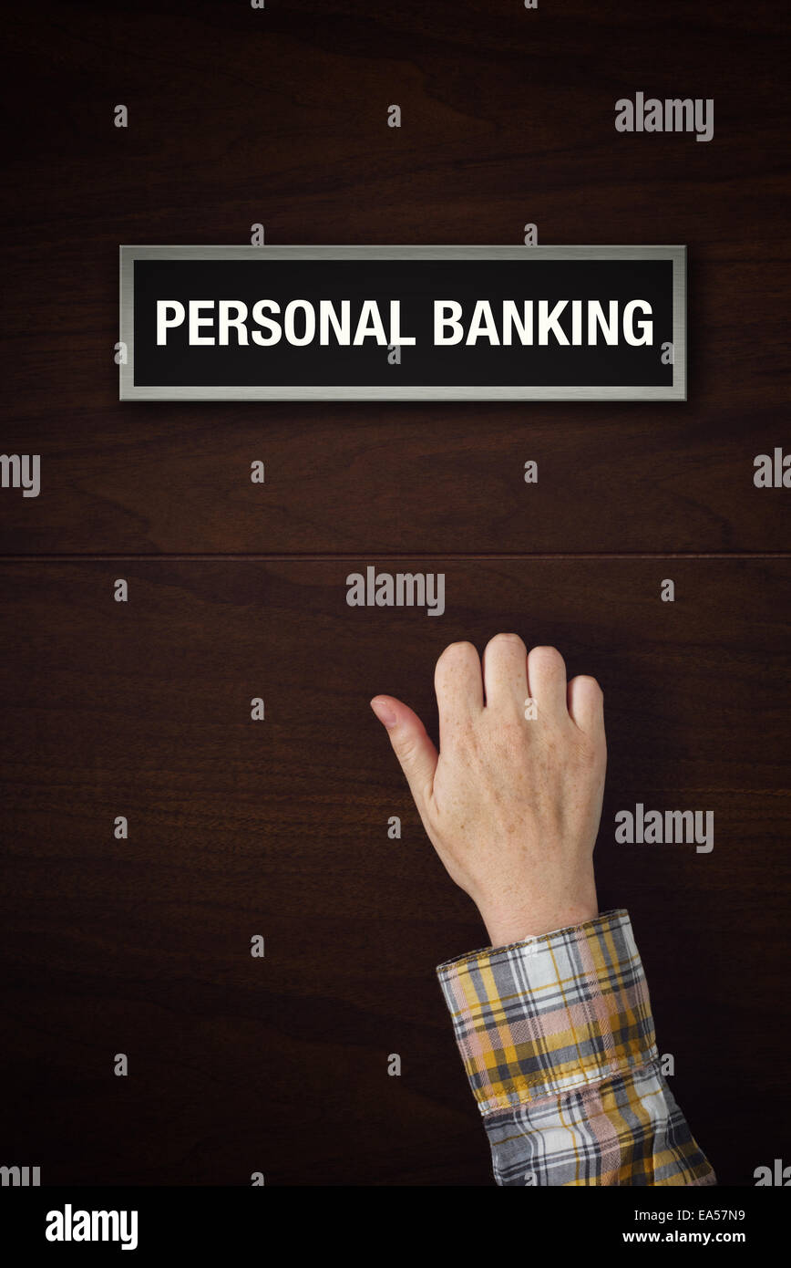 Weibliche Hand klopft an Personal Banking Tür, Konzeptbild Stockfoto