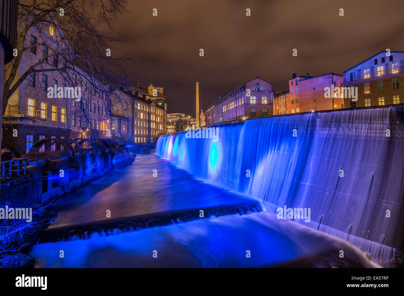 Blue Christmas - die beleuchteten Wasserfall in der berühmten Industrielandschaft in Norrköping, Schweden in der Weihnachtszeit Stockfoto