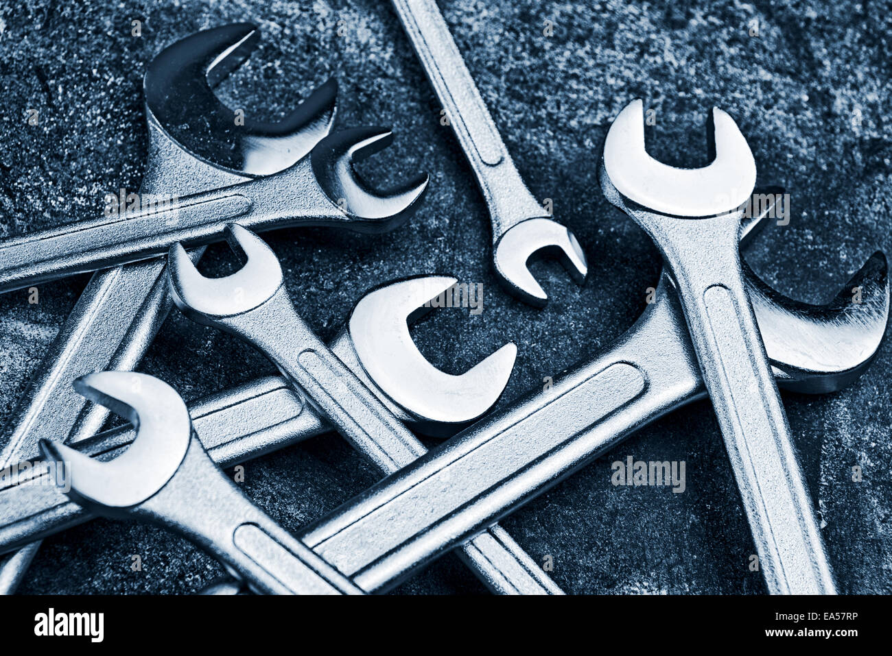 Schraubenschlüssel Kiefer Spanner Tools gestapelt auf Workshoptisch. Stockfoto