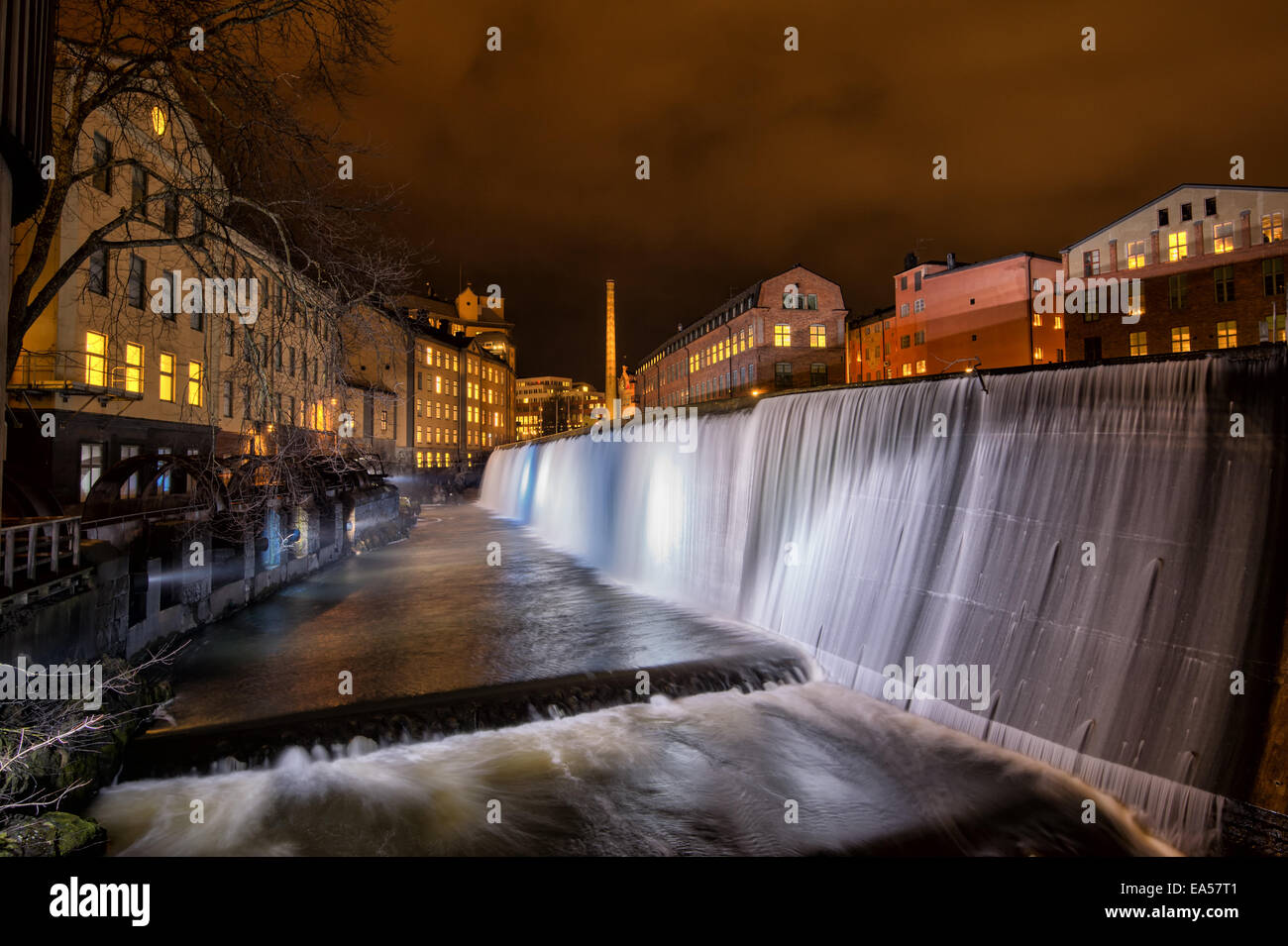 Der Wasserfall in der berühmten Industrielandschaft in Norrköping, Schweden in der Weihnachtszeit. Stockfoto