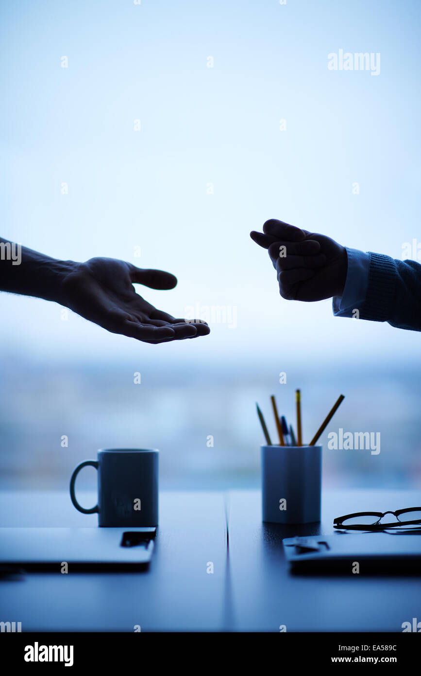 Umrisse der menschlichen offenen Handfläche und snook Stockfoto