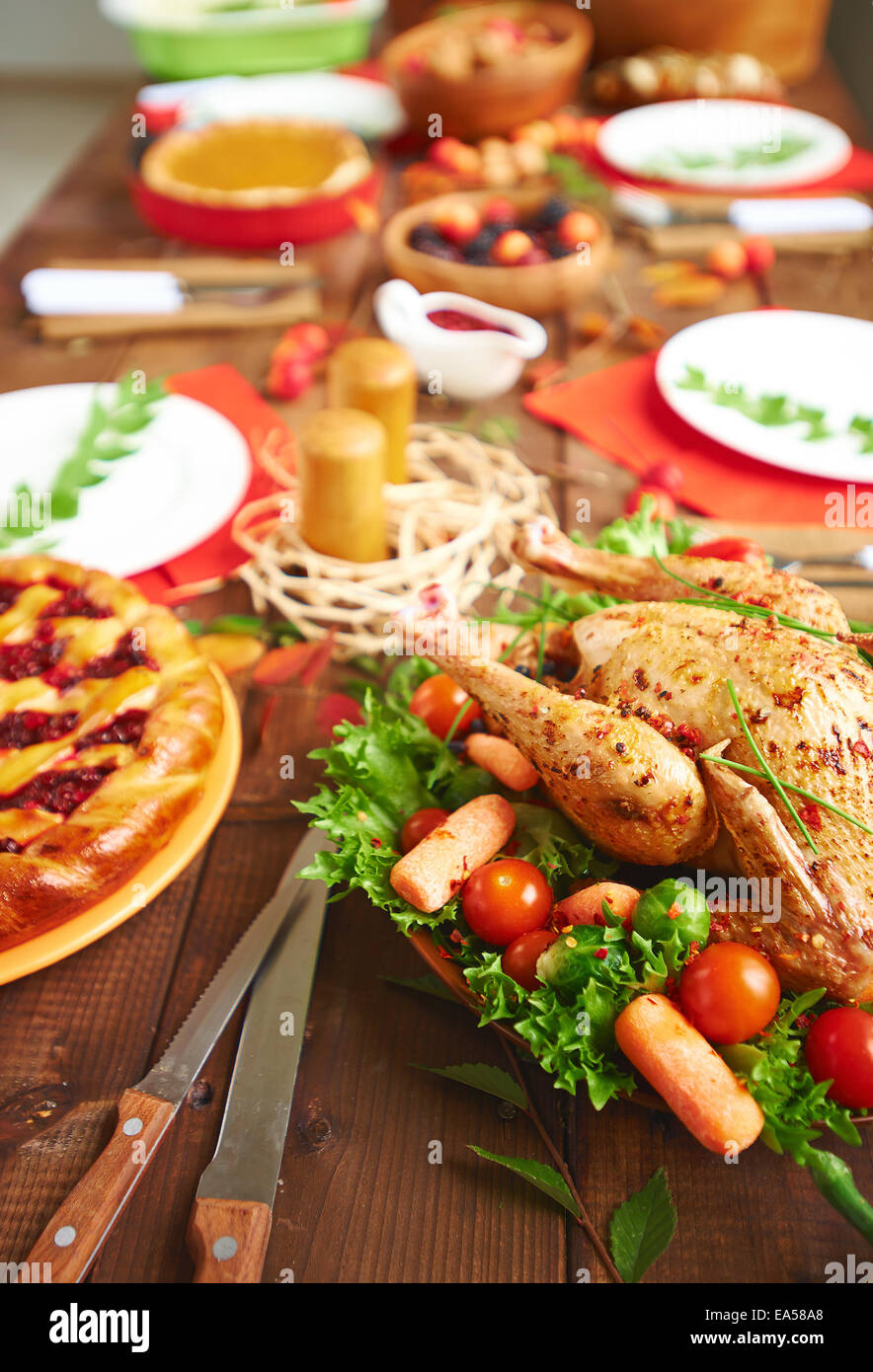 Gebratener Truthahn mit Gemüse, Gewürzen und anderen festlichen Essen am Tisch serviert Stockfoto