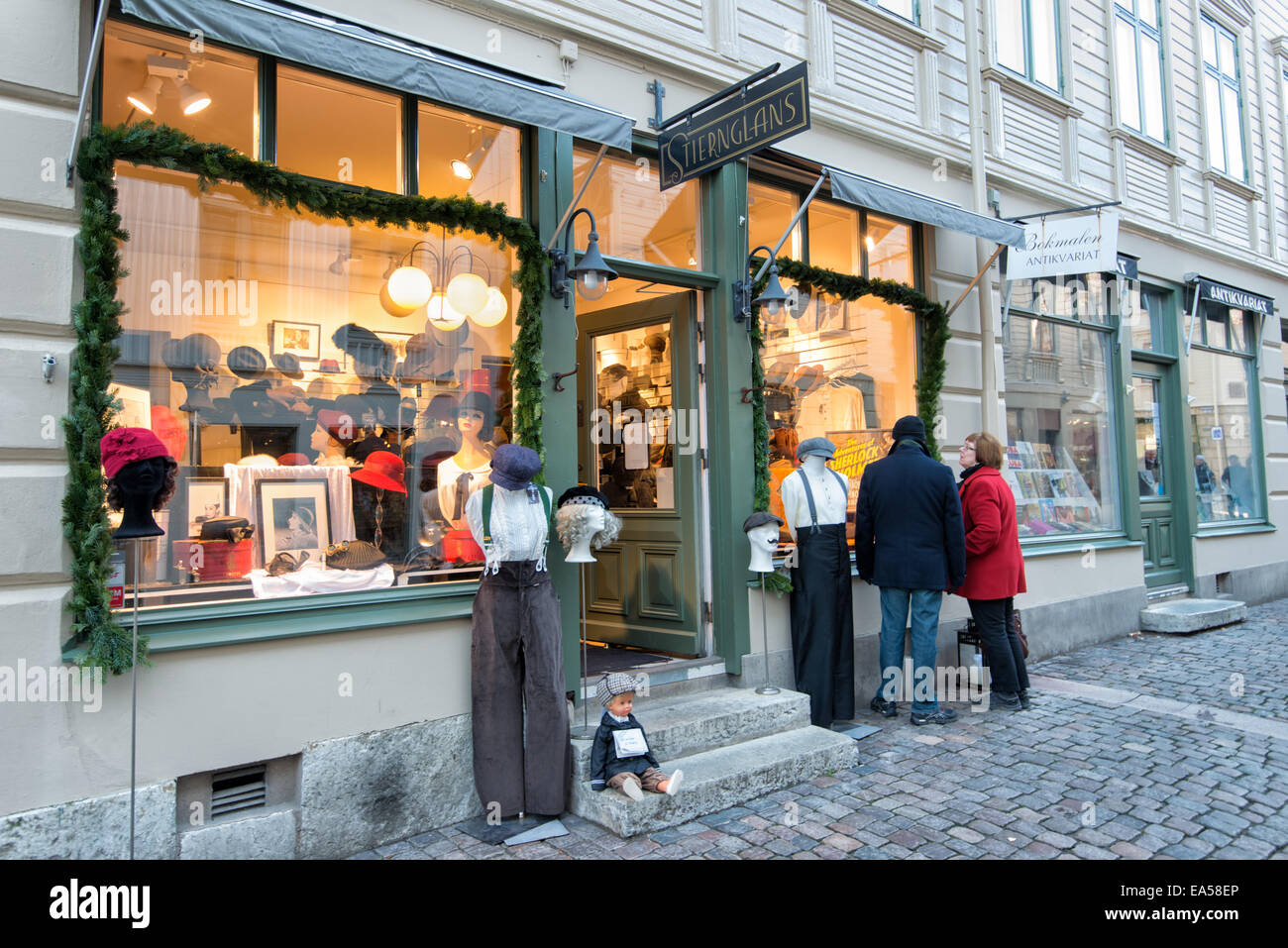 Menschen Schaufensterbummel in Haga, Göteborg im November. Stockfoto