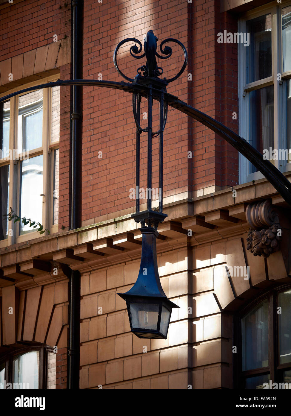 Leichte, Original ein Gaslight, auf das schmiedeeiserne Tor am India House, Whitworth Street Manchester UK Stockfoto