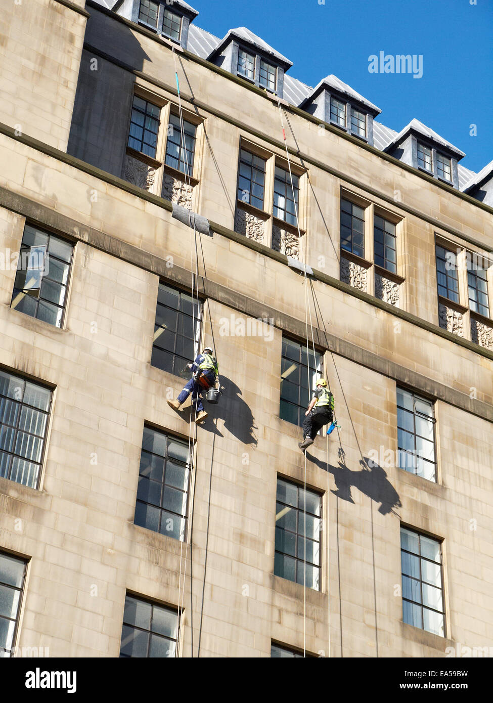 Zwei Fensterreiniger auf der Rathaus-Erweiterungsbau in Manchester UK Stockfoto