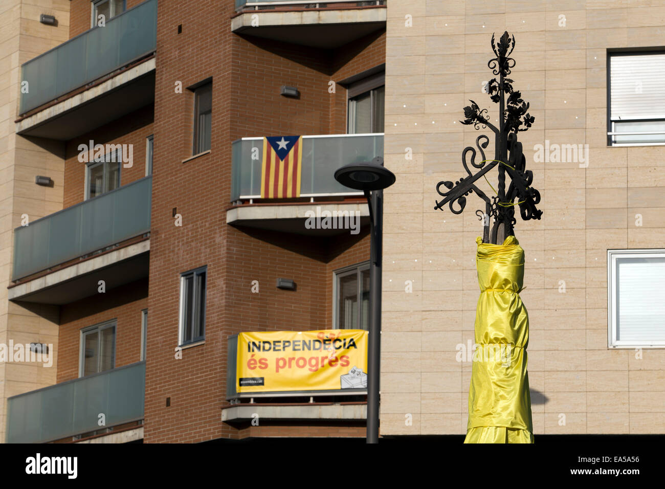 Valls, Spanien. Denkmal mit einer gelben Stoff, Poster und Flagge gehüllt. Kampagne zur Förderung der Selbstbestimmung abgestimmt. Stockfoto