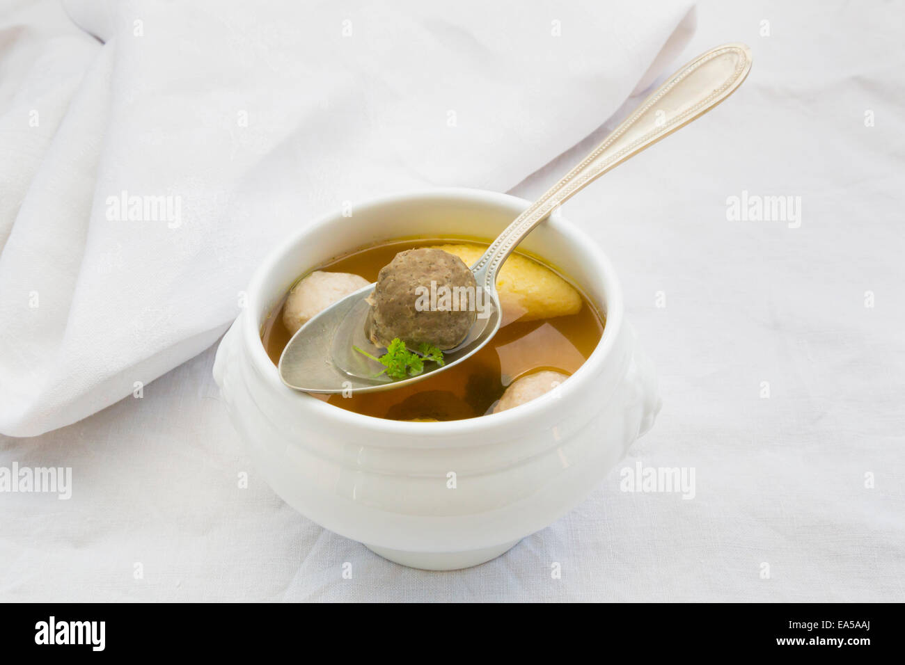 Suppenschüssel schwäbische Hochzeit Suppe auf dem weißen Tuch Stockfoto