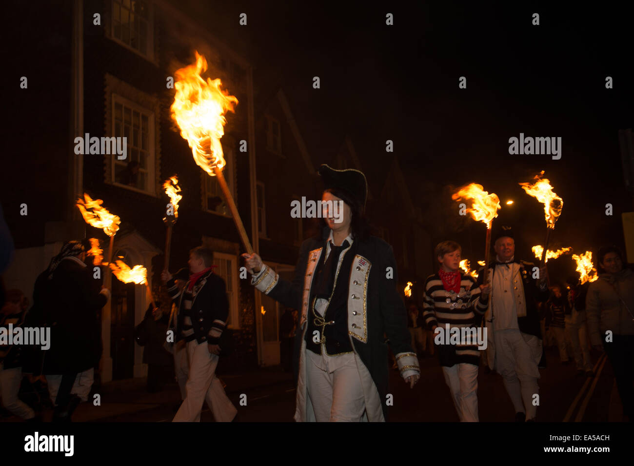 Bonfire Night Lewes, Sussex, 2014. Parade der Cliffe Gesellschaft Mitglieder historische militärische Uniformen Stockfoto