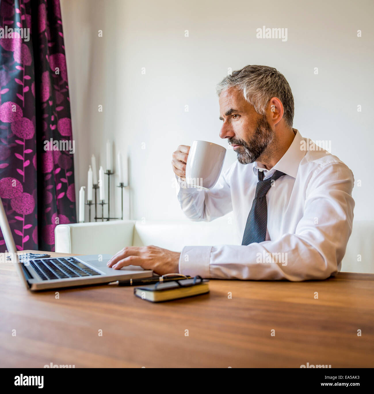 Porträt des Kaufmanns in Heimarbeit Büro Kaffee trinken Stockfoto