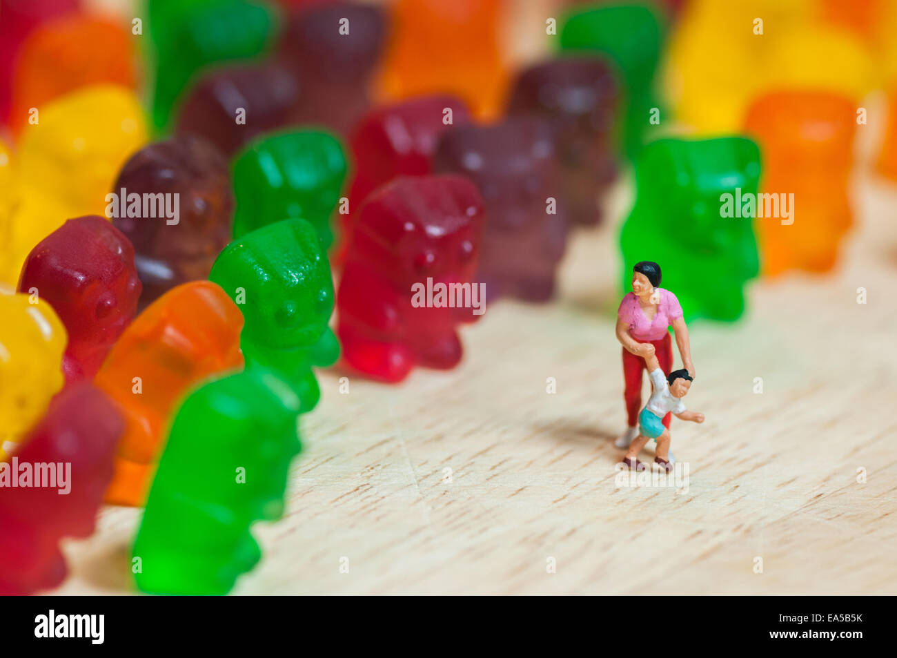 Gummibärchen-Bären-Invasion. Schädlich / Junk-Food-Konzept Stockfoto