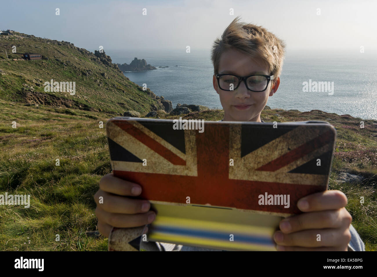 Großbritannien, Cornwall, Porträt eines jungen eine Selfie am Ende des Landes mit seiner digital-Tablette nehmen Stockfoto