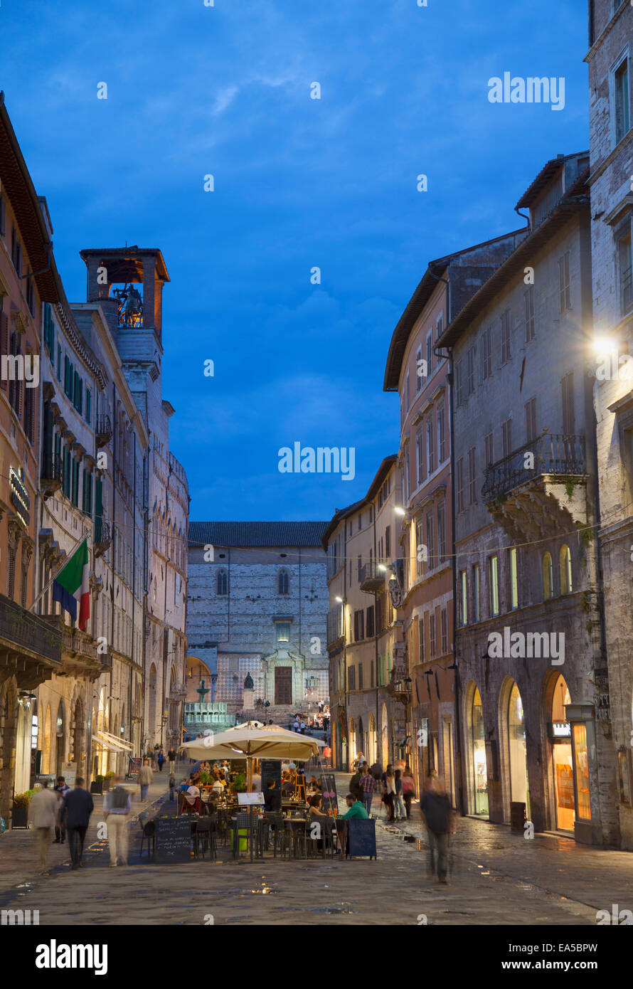 Gartenrestaurants am Corso Vannucci in der Abenddämmerung, Perugia, Umbrien, Italien Stockfoto