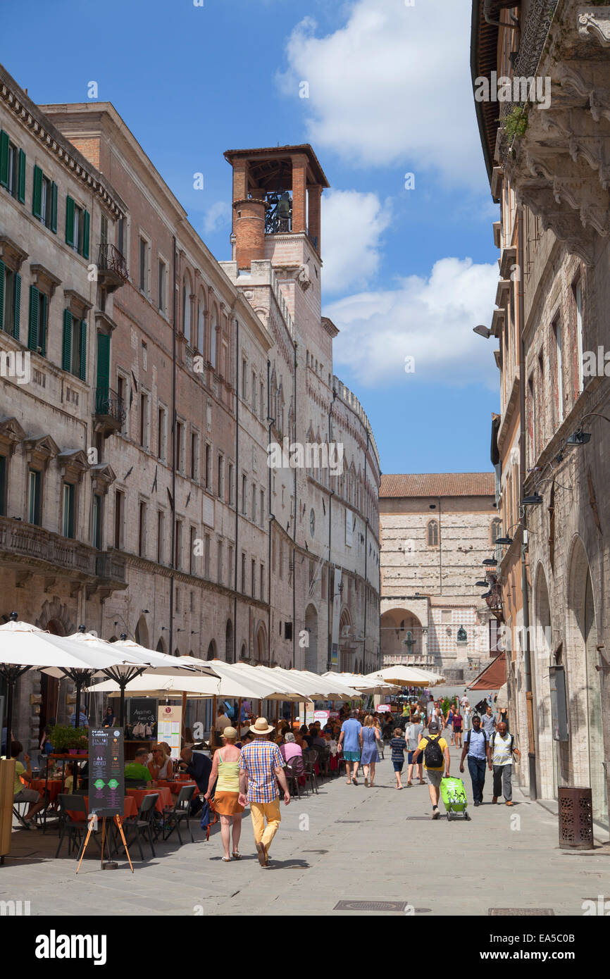 Gartenrestaurants am Corso Vannucci, Perugia, Umbrien, Italien Stockfoto