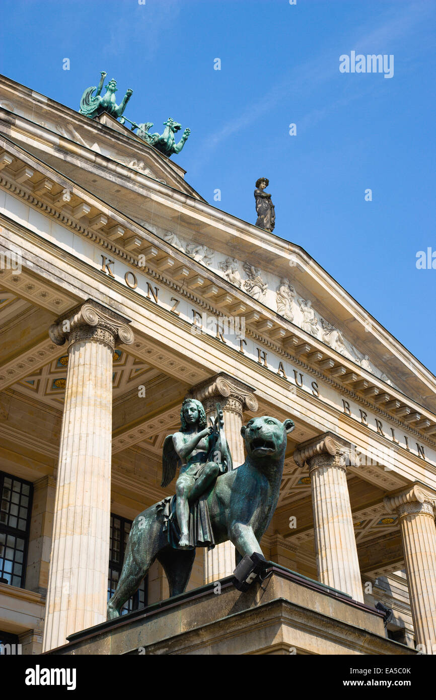Deutschland, Berlin, Konzerthaus Eingang Portikus mit Bronze-statue Stockfoto