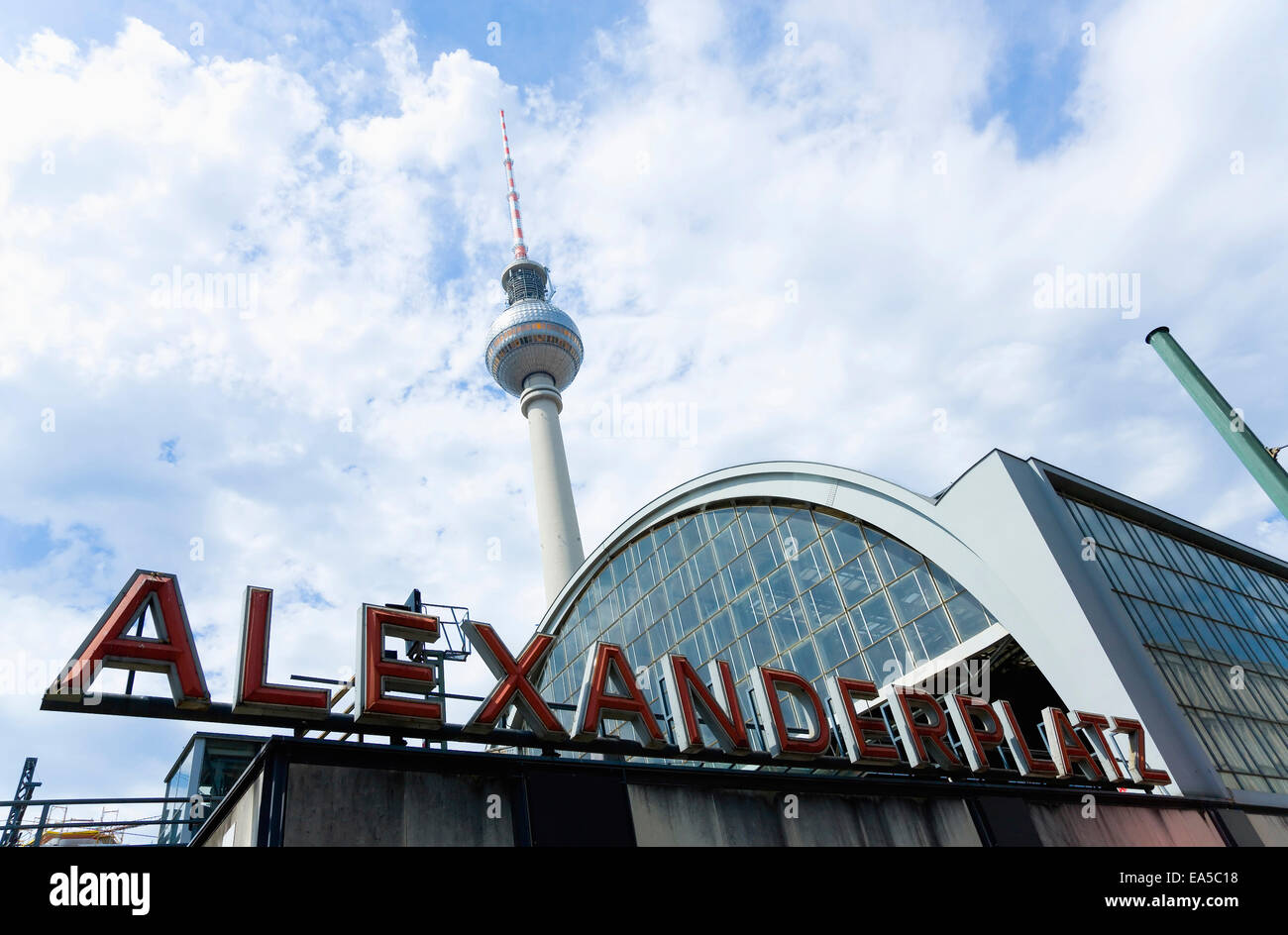 Deutschland, Berlin, Bahnhof Alexanderplatz und Fernsehturm Stockfoto