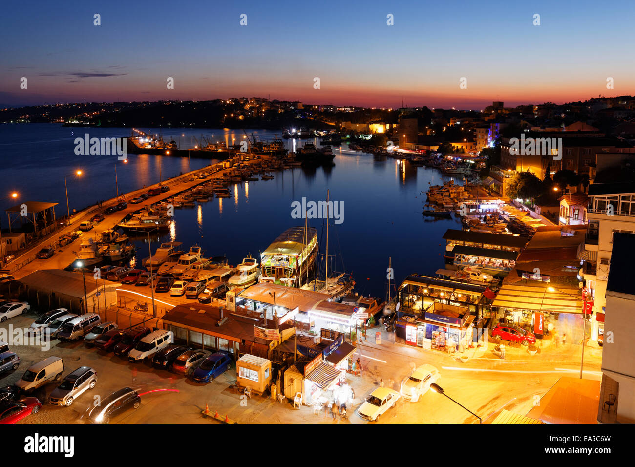 Türkei, Schwarzmeer-Region, Provinz Sinop, Sinop, Blick zum Fischerhafen im Abendlicht Stockfoto