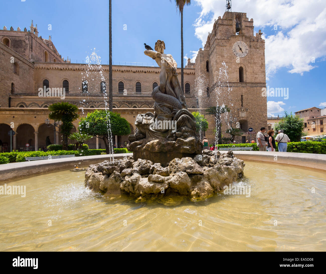 Italien, Sizilien, Provinz von Palermo, Monreale, Kathedrale Santa Maria Nuova und Brunnen im Vordergrund Stockfoto