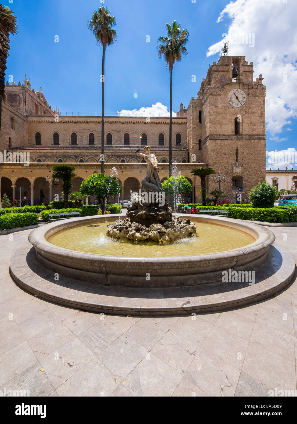 Italien, Sizilien, Provinz von Palermo, Monreale, Kathedrale Santa Maria Nuova und Brunnen im Vordergrund Stockfoto