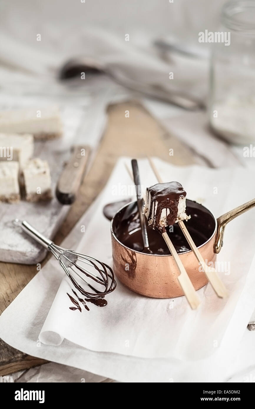 Vorbereitung der veganen Käsekuchen beißt mit Schokoladenglasur Stockfoto