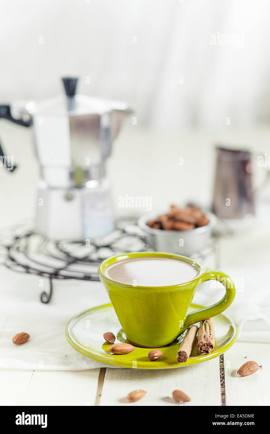 Tasse Kaffee mit Mandel-Milch, Mandeln und Zimtstangen Stockfoto