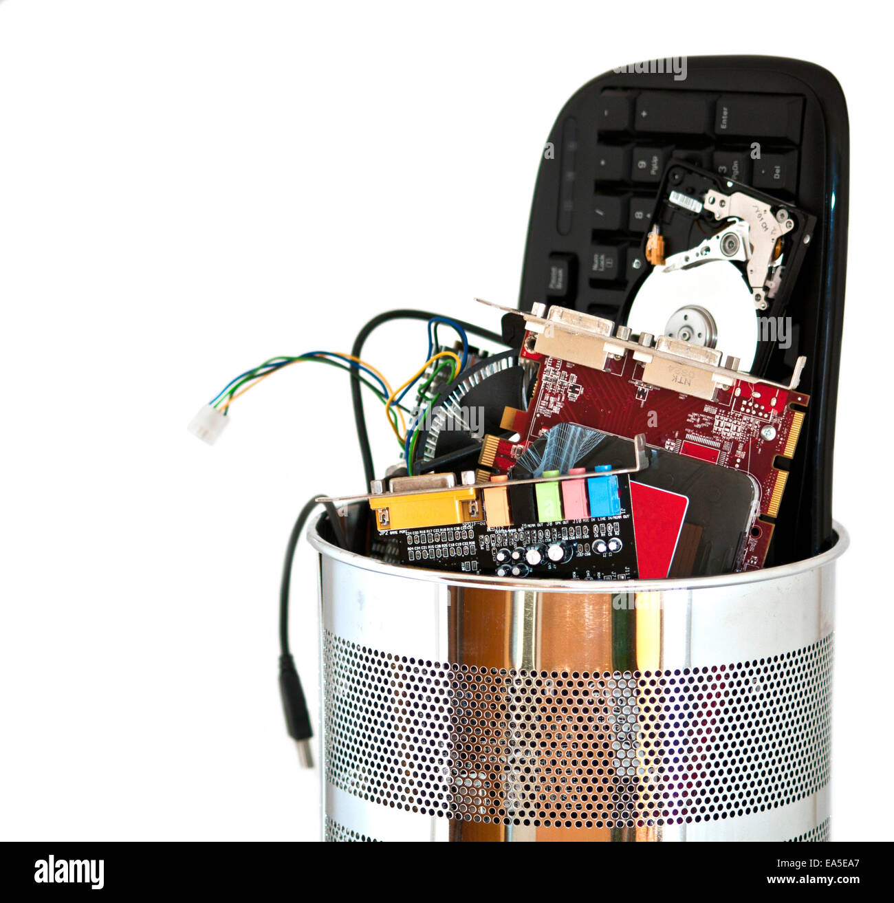 Metall Mülleimer mit Computer-Abfall isoliert auf weißem Hintergrund Stockfoto