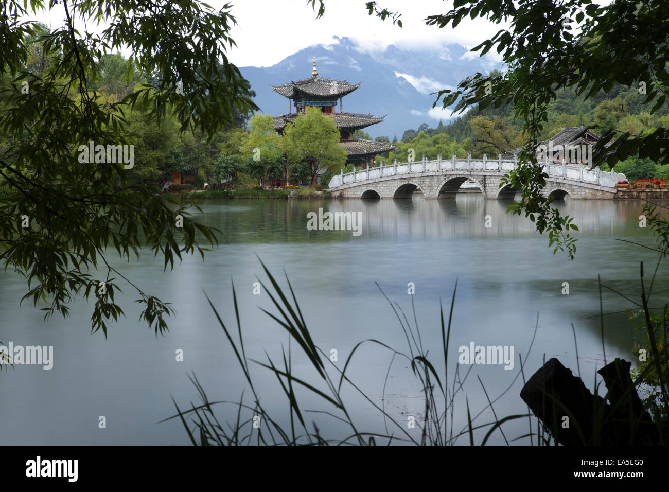 China, Pagode und Fußgängerbrücke im Black Dragon Pool Stockfoto