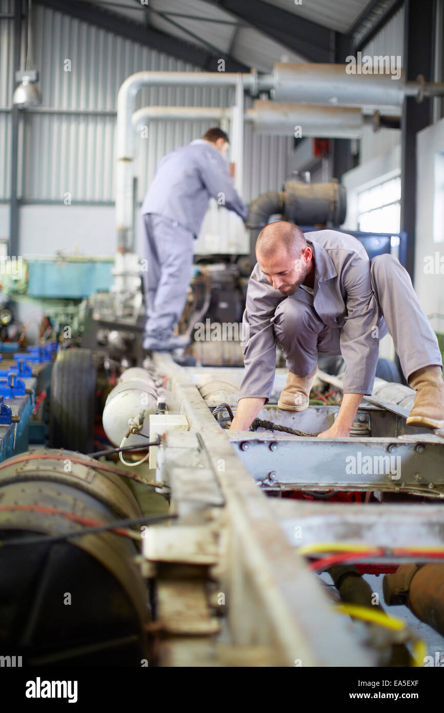 Diesel-Mechaniker bei der Arbeit Stockfoto