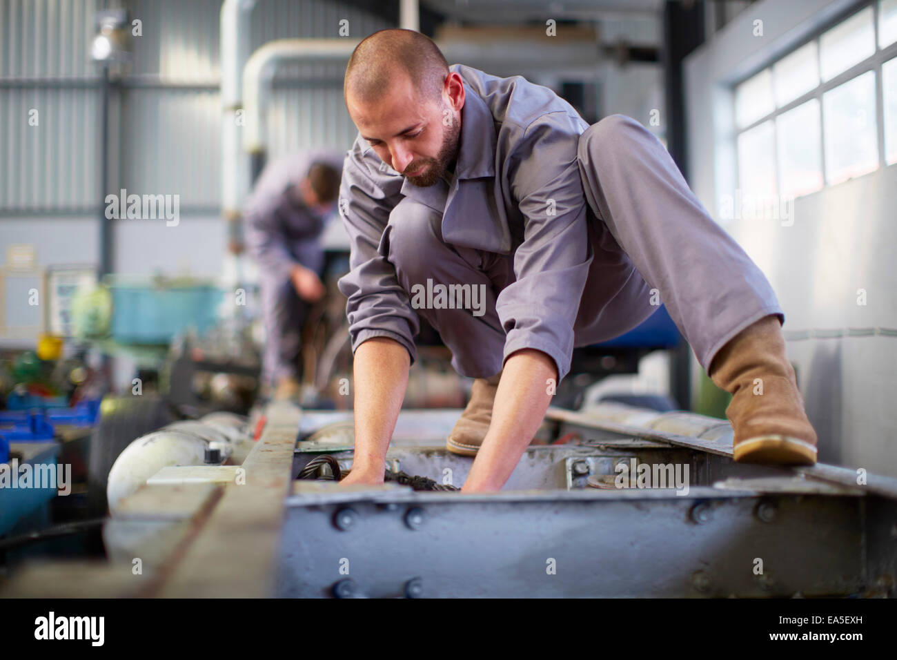 Diesel-Mechaniker bei der Arbeit Stockfoto