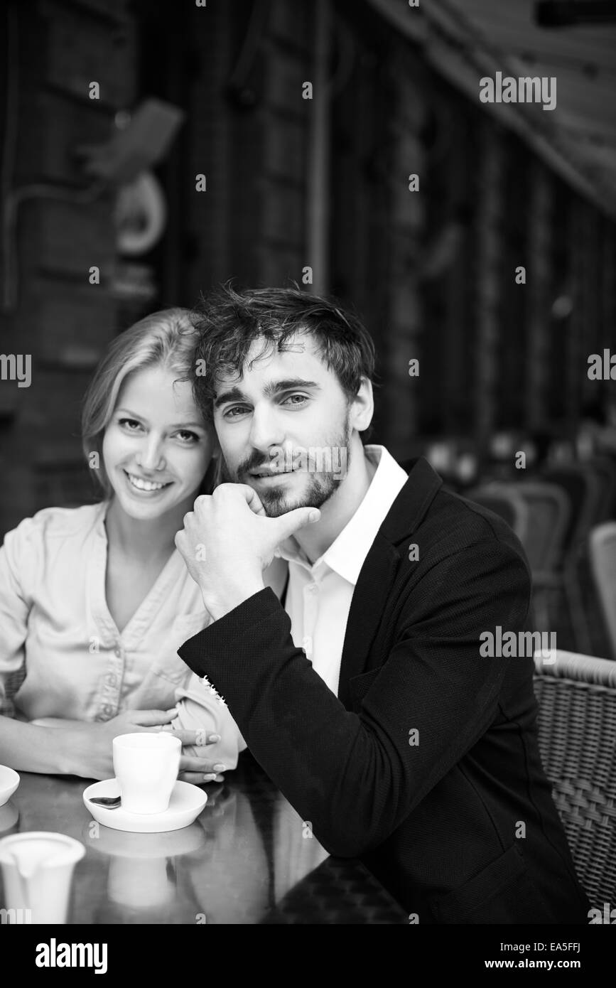 Porträt von erholsamen paar Blick in die Kamera beim Sitzen im café Stockfoto