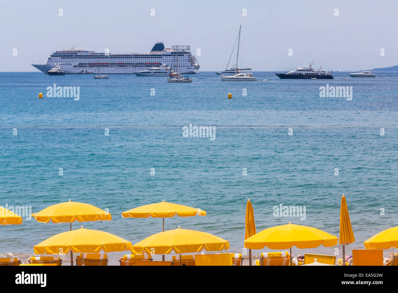 Frankreich, Cote d ' Azur, Cannes, Sonnenschirme am Strand und Cruse zu versenden, auf dem Ozean Stockfoto