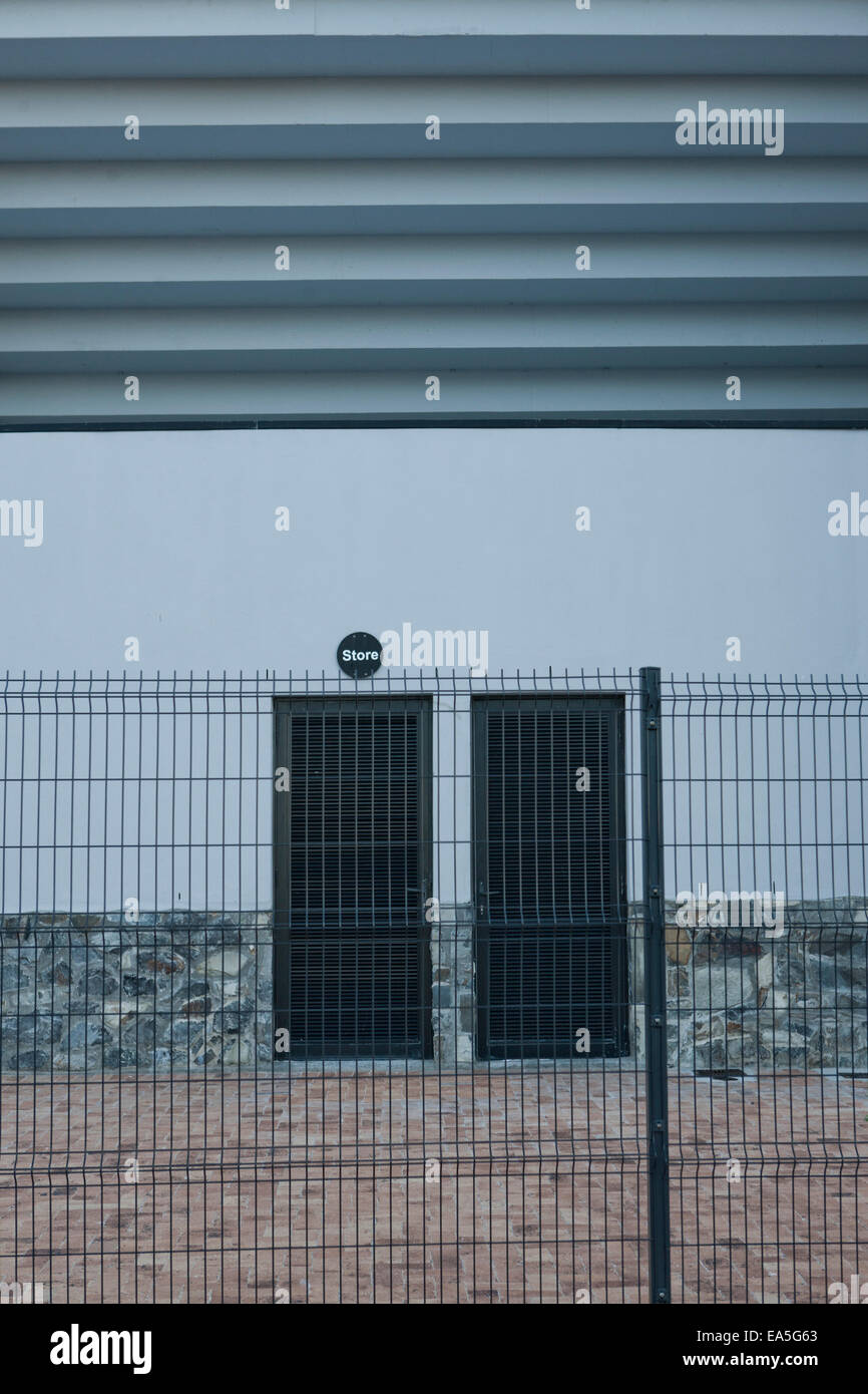 Südafrika, Cape Town, zwei verschlossenen Türen hinter einem Zaun Stockfoto