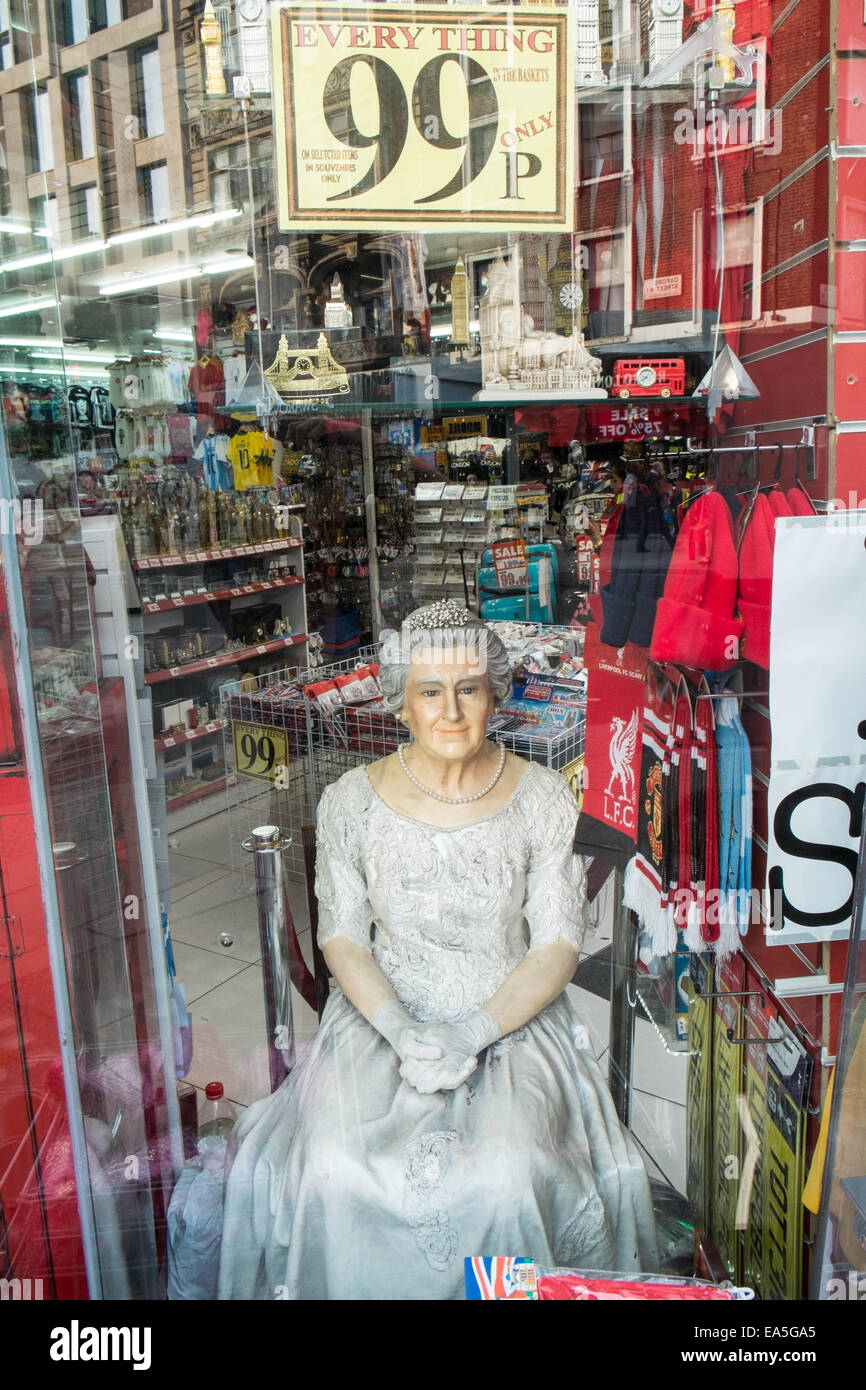 Die falsche Königin Elizabeth II, sitzt im Souvenir Shop Leben London: Shop Plaza, Oxford Street,London,England,U.K., Stockfoto