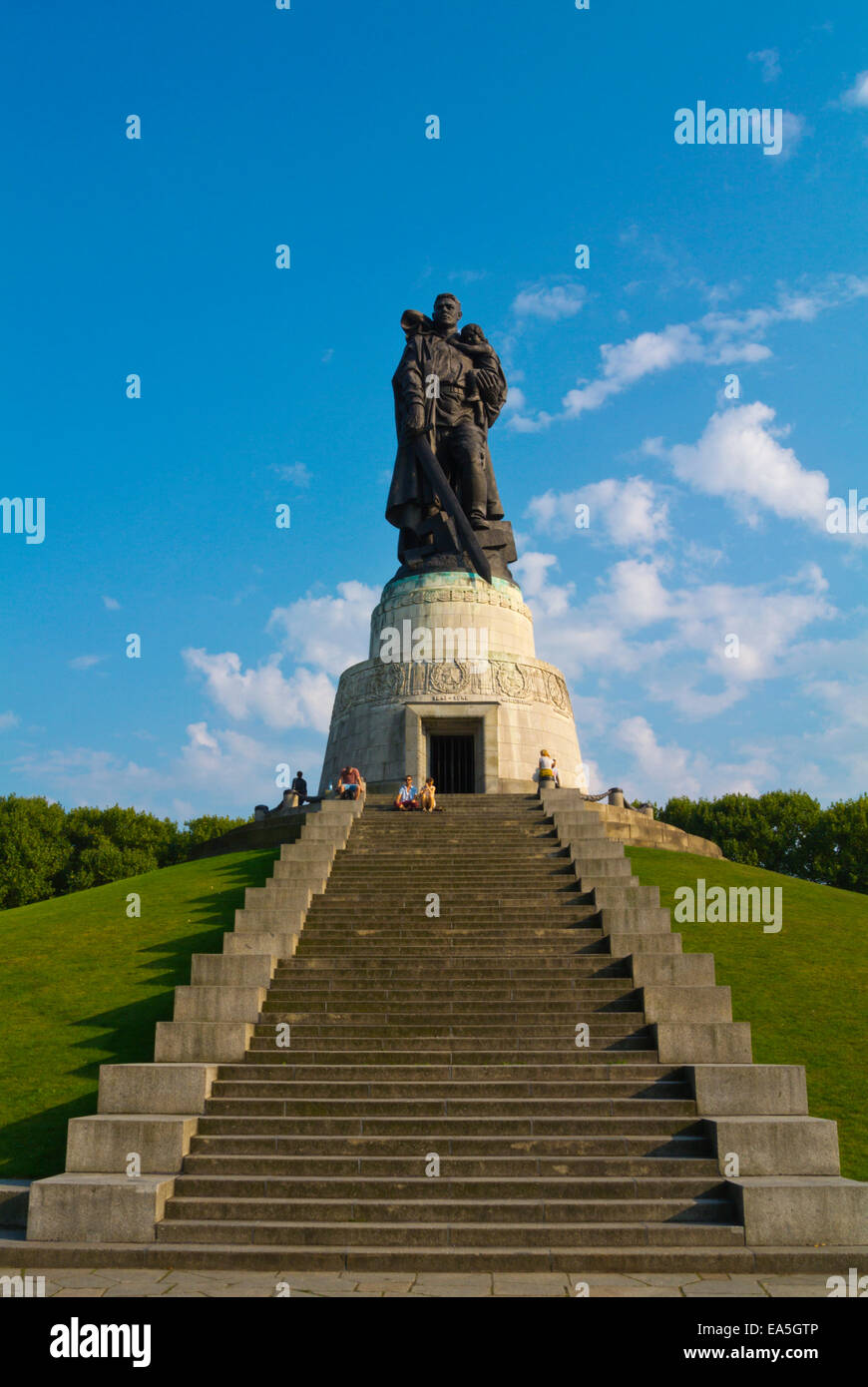 Soldat-Statue von Yevgeny Vuchetich, Teil der Sowjetische Ehrenmal, Treptower Park, Bezirk Treptow, Berlin, Deutschland Stockfoto