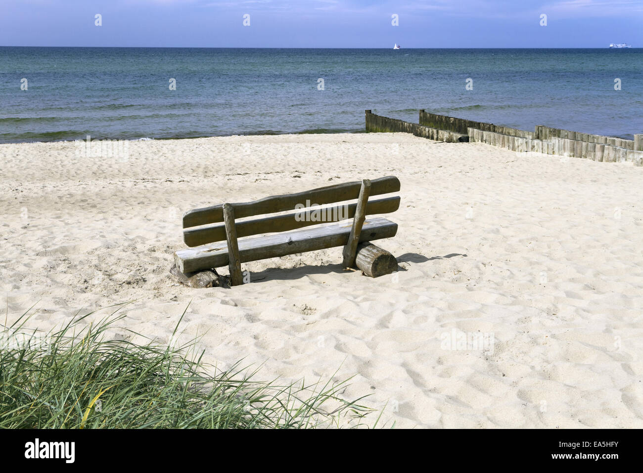 Sitzbank mit Meeresblick Stockfoto