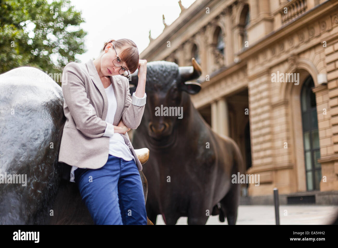 Deutschland, Hessen, Frankfurt, Porträt von Pansive Geschäftsfrau vor Börse Stockfoto