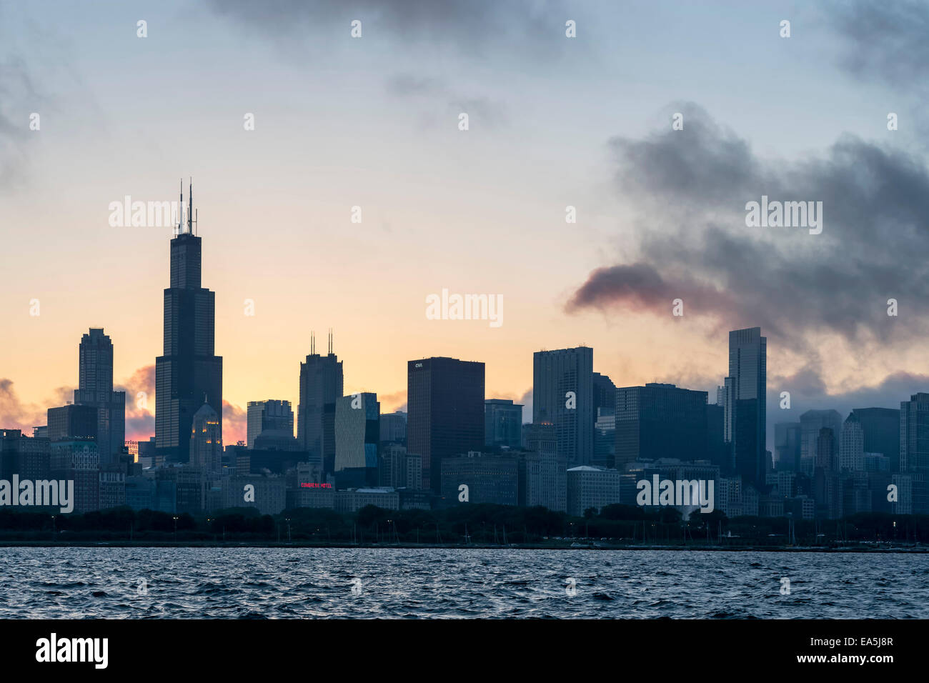 USA, Illinois, Chicago, Skyline, Willis Tower und Lake Michigan im Abendlicht Stockfoto