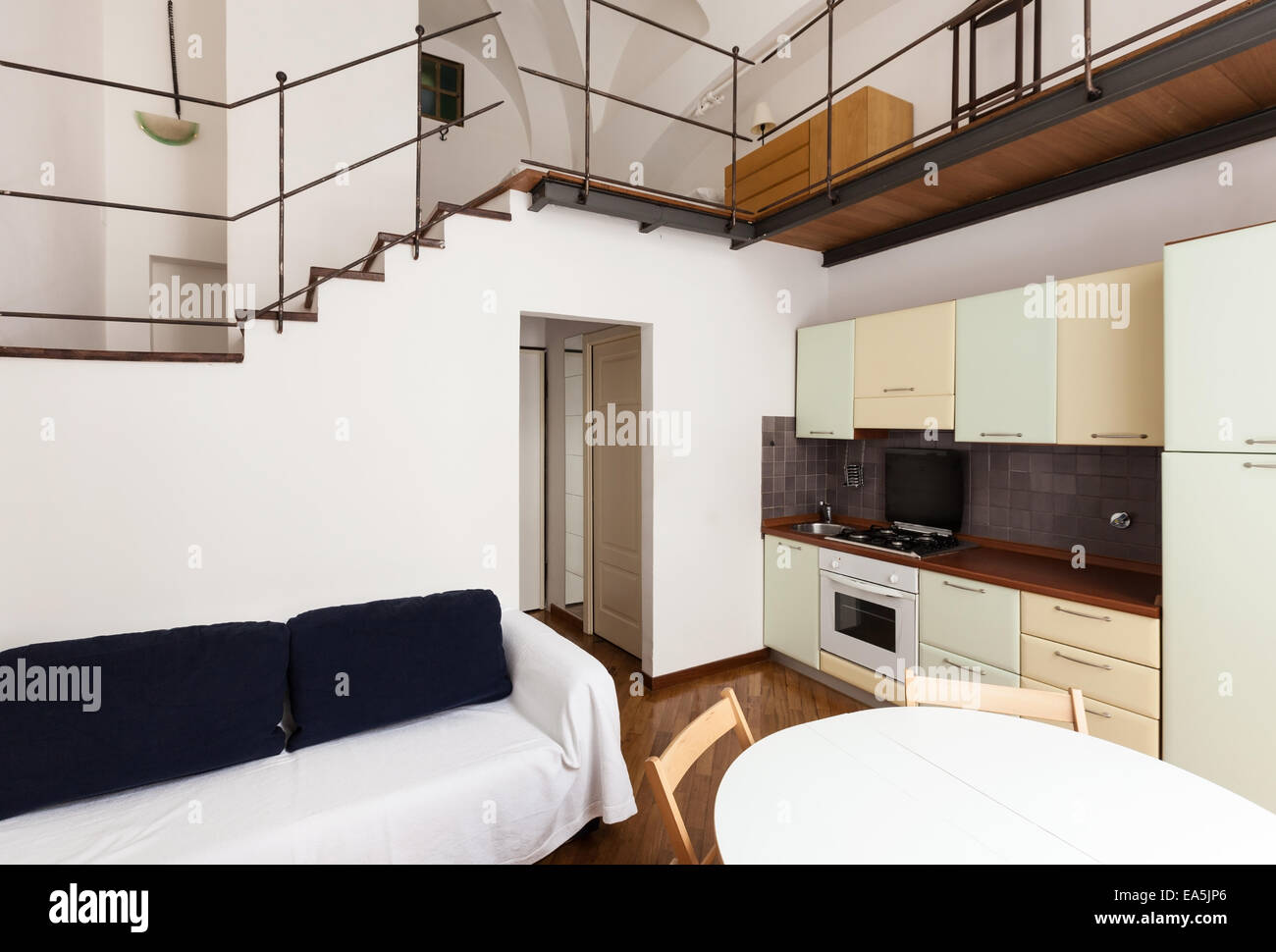 Interior home, schönes Wohnzimmer mit Küche Stockfoto