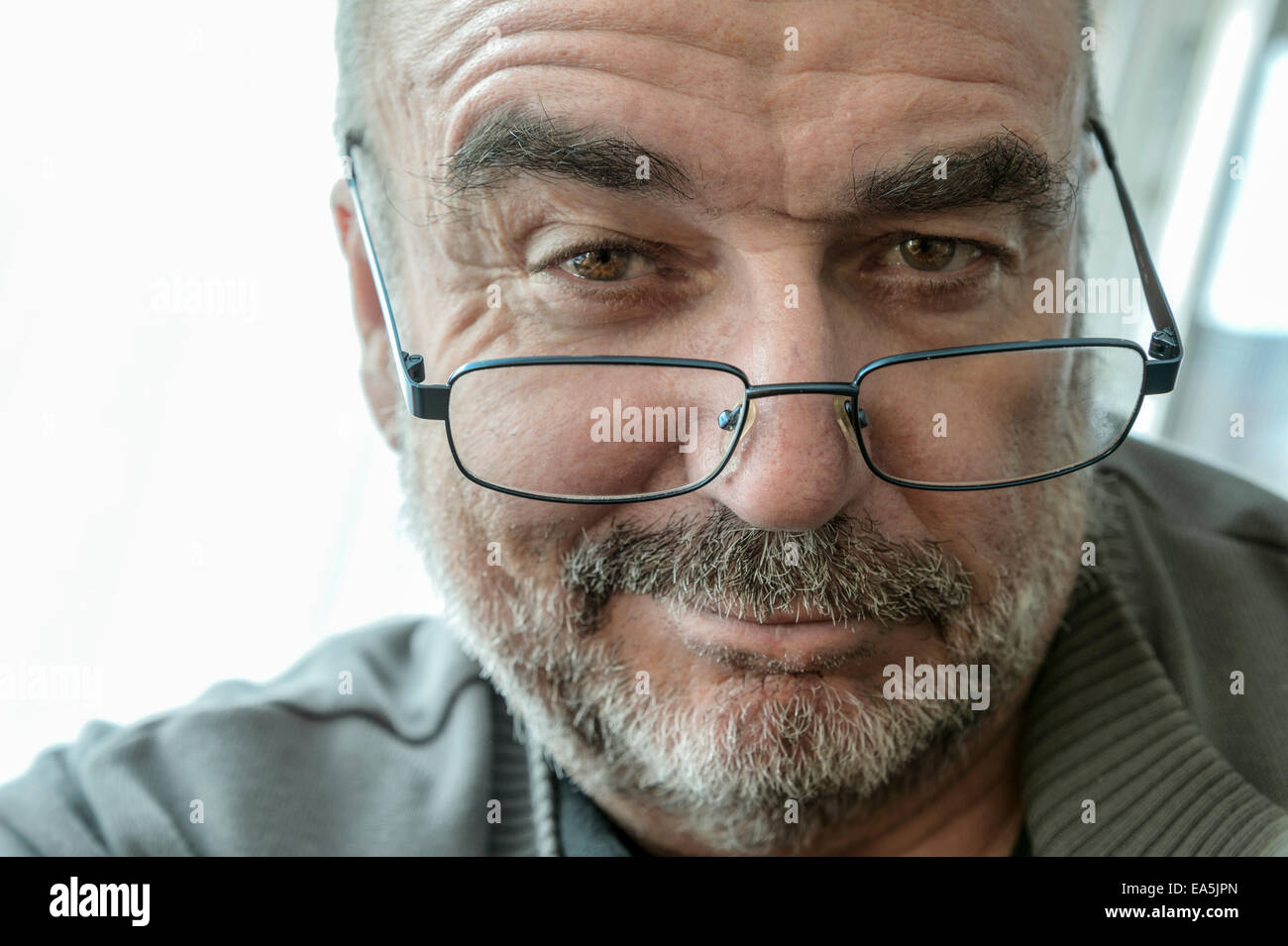 Porträt von lächelnden senier Mann mit Lesebrille Stockfotografie - Alamy