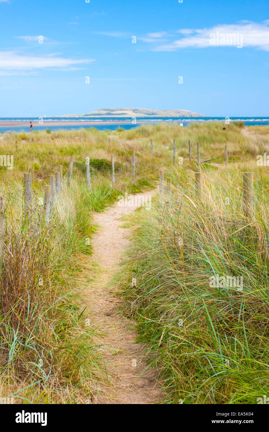 Schmalen Fußweg zum Strand mit einer Insel im Hintergrund Stockfoto