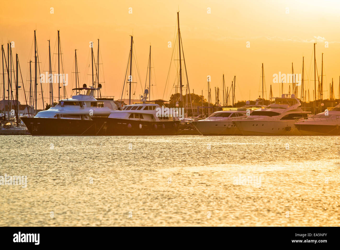 Goldener Sonnenuntergang im Yacht club Stockfoto