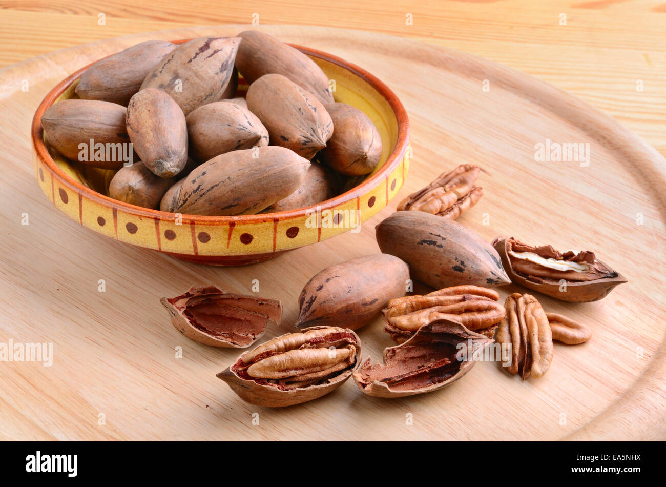 Muttern in Schüssel Stockfoto