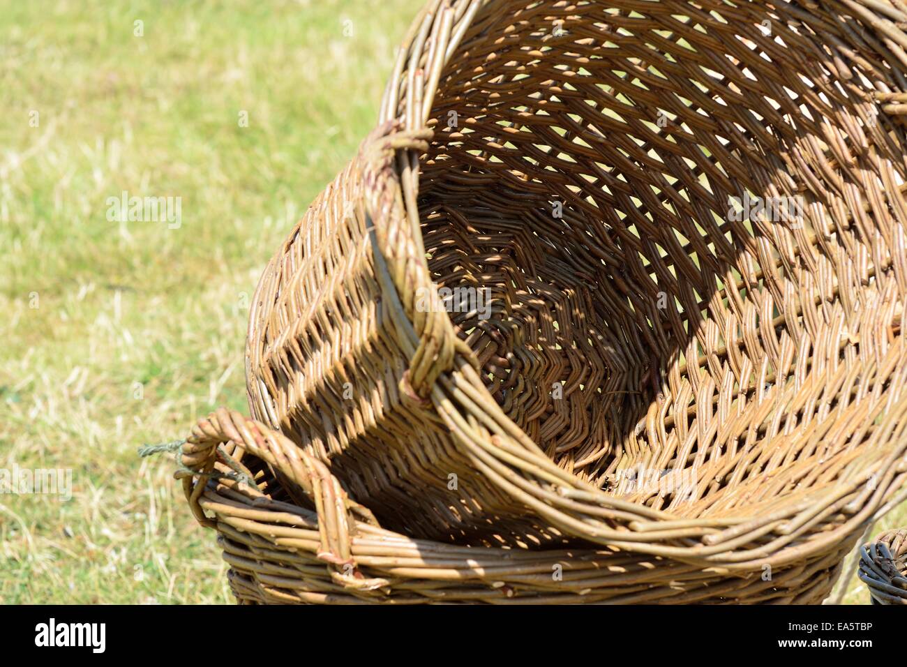 Leere Weidenkörbe im Feld Stockfoto